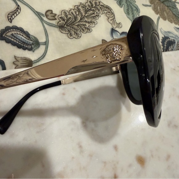 Chic Black Versace Sunglasses - Picture 4 of 7